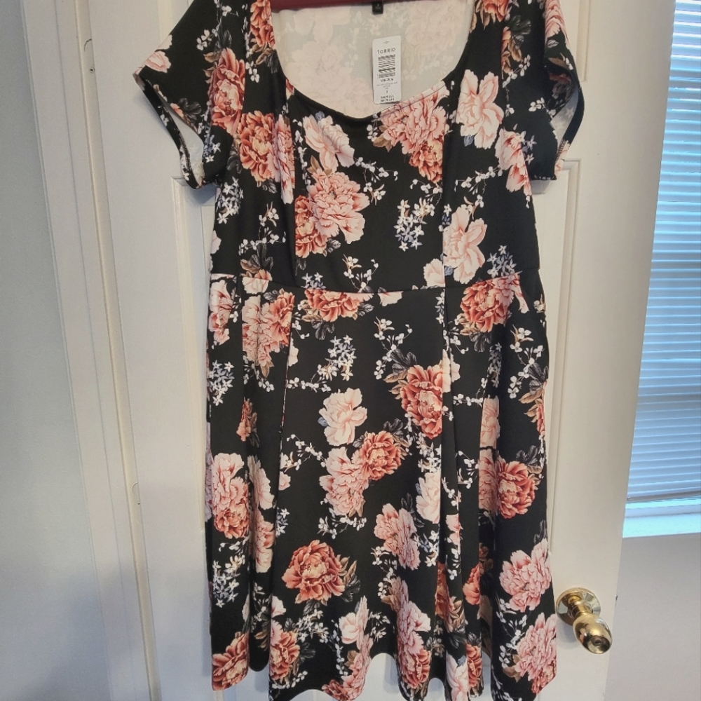 Torrid 3x floral print on black dress new w/tag